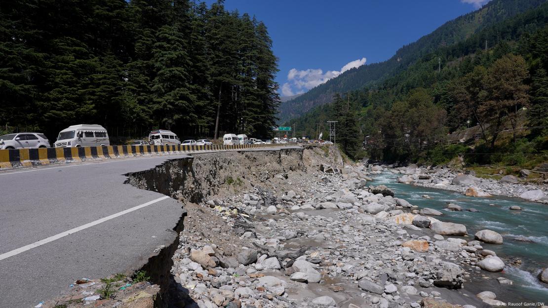 په سیمه کې د ېوې مهمې لويې لارې د تخريب له کبله د سيکیم ارتباط د شرقي بنګال ښار، سیلیګوري سره قطع شوی دی. په سیمه کې د ېوې مهمې لويې لارې د تخريب له کبله د سيکیم ارتباط د شرقي بنګال ښار، سیلیګوري سره قطع شوی دی.