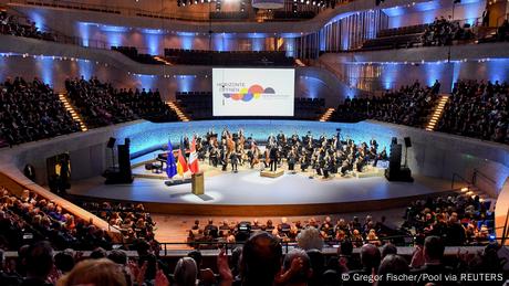 Με αναφορές στο προσφυγικό η επέτειος της Επανένωσης