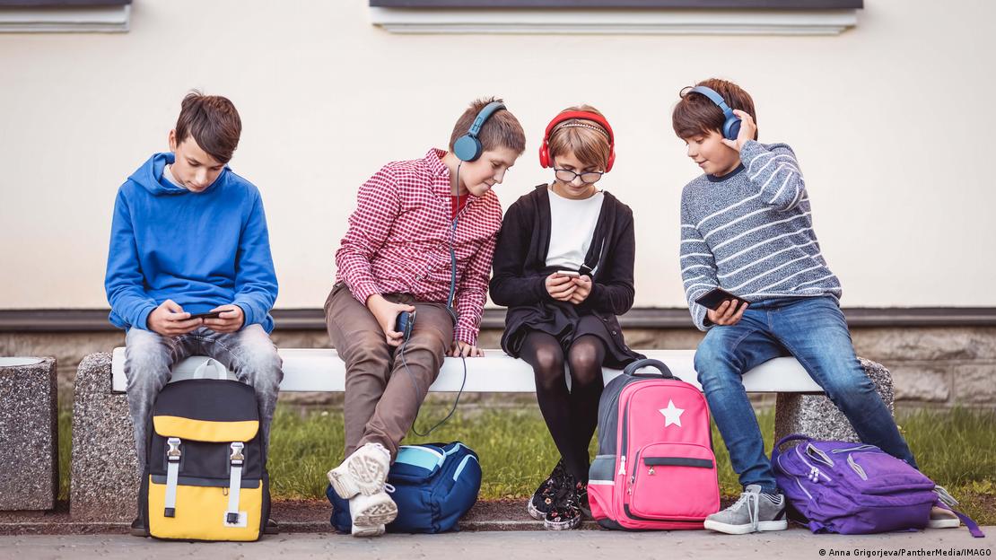 Djeca pred školom sa smartfonima