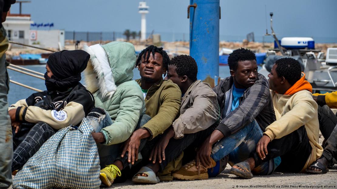 Emigrantë nga Tunizia duke ardhur me varka 