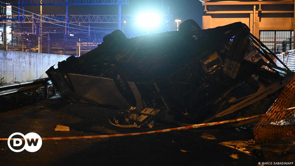 Autobus spadł z Mostu Weneckiego, w obawie, że zginęło ponad 20 osób – DW – 03.10.2023