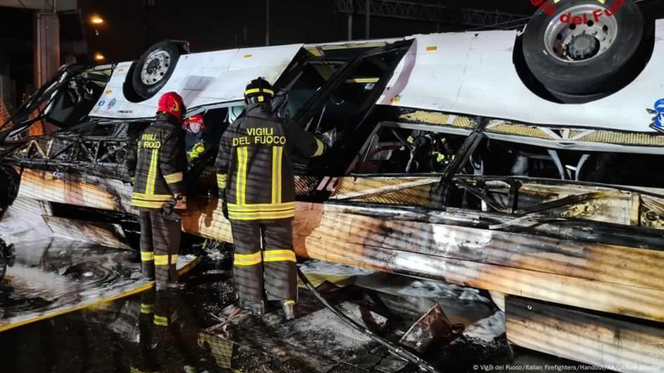 Autobus je sleteo sa puta i survao se u provaliju
