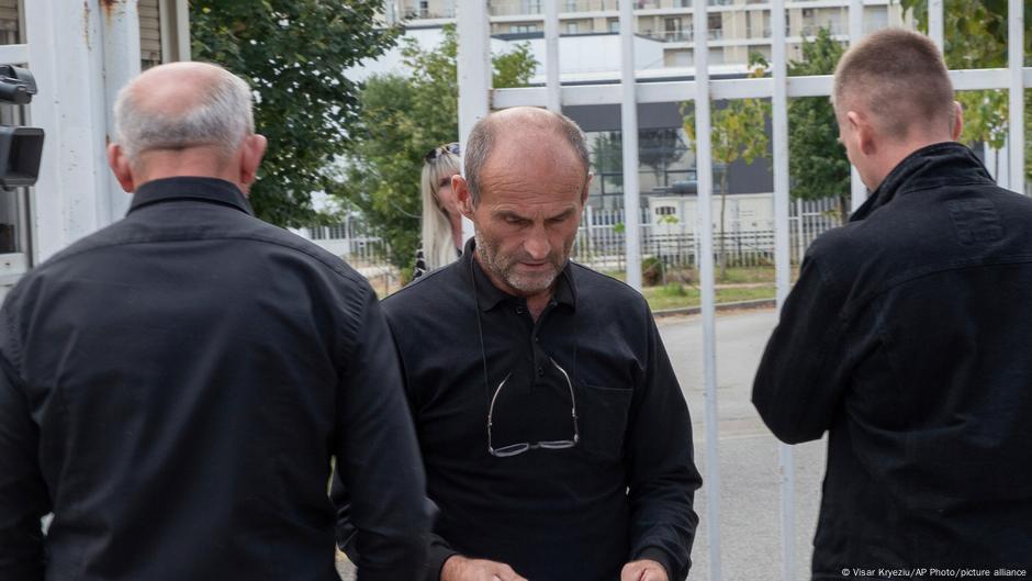 Članovi porodica Srba ubijenih u sukobu u Banjskoj ispred Instituta za forenziku u Prištini 30. septembra