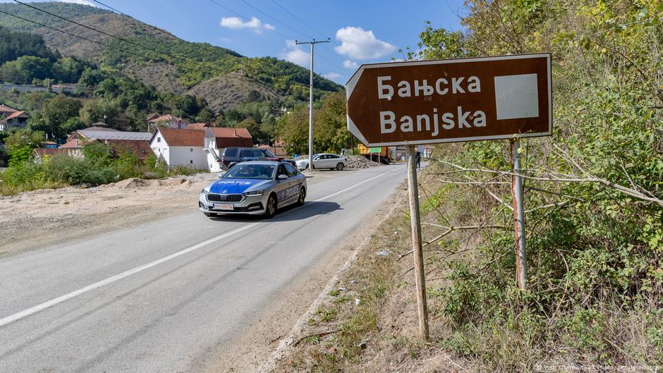 Patrola Kosovske policije na ulazu u Banjsku