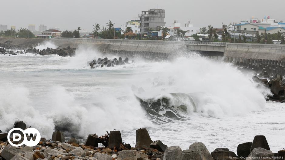 Taiwan: Typhoon Koinu brings heavy rains ahead of landfall – DW – 10/04 ...