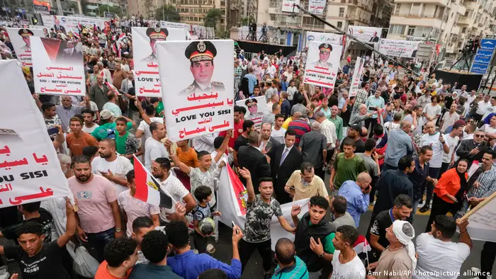 أنصار الرئيس المصري عبد الفتاح السيسي يحملون ملصقاته خلال مسيرة في القاهرة، 2 أكتوبر 2023