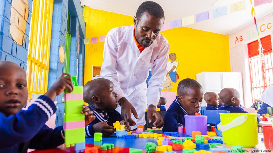 Mixed reactions for Rwanda's one teacher policy – DW – 10/04/2023