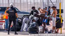 03.10.2023, Spanien, Fuerteventura: Migranten kommen in einem Boot des spanischen Seerettungsdienstes SASEMAR in Puerto del Rosario an. Etwa 124 Migranten sind an diesem Dienstag am Hafen auf der Insel Fuerteventura angekommen, nachdem die Menschen auf drei Schlauchbooten festgestellt worden waren, informierte SASEMAR. Foto: Europa Press/dpa +++ dpa-Bildfunk +++