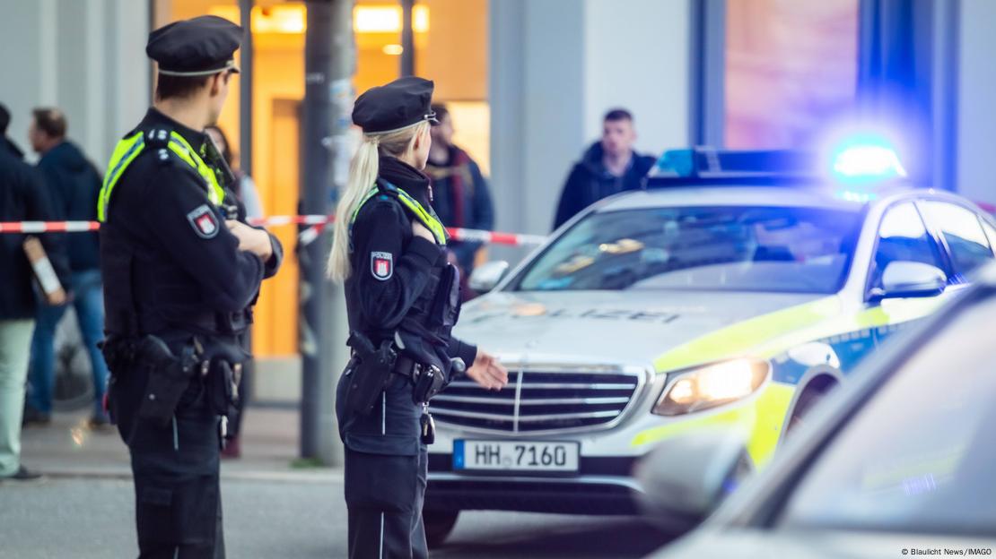 Zwei Polizeibeamte in Hamburg