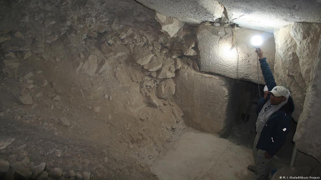 El arqueólogo Mohamed Khaled en una cámara oculta de la pirámide de Sahura.