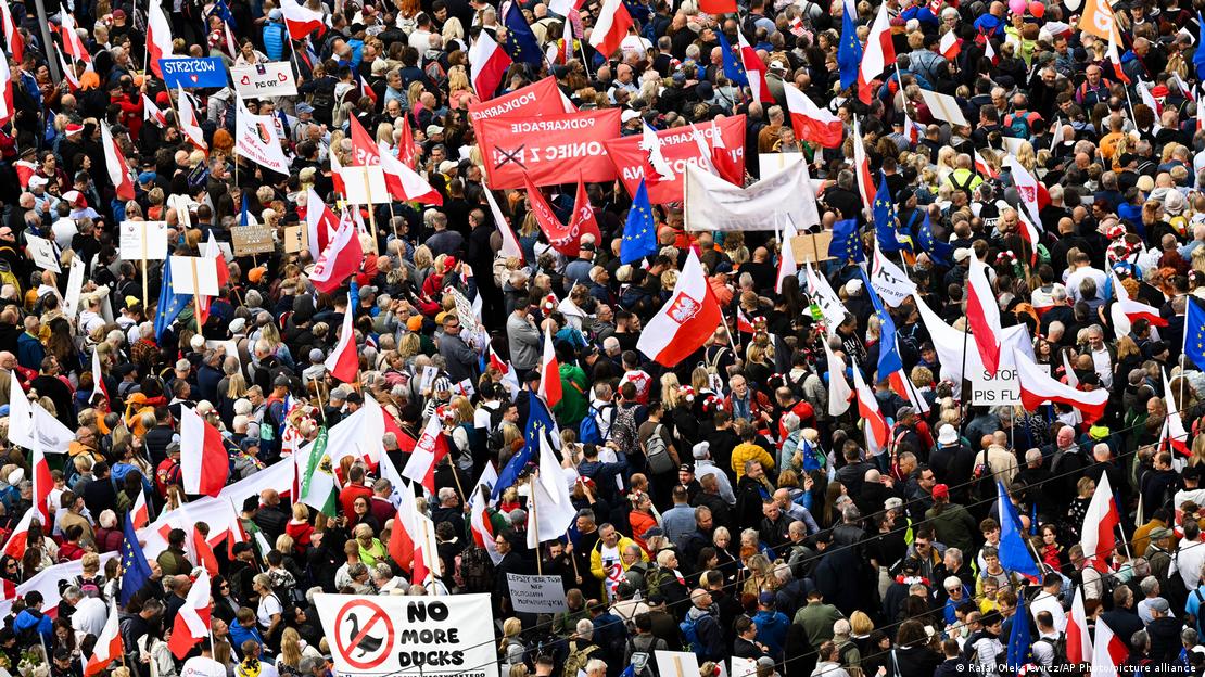 Demonstranti s poljskim i zastavama Europske unije