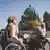 Zwei Rollstuhlfahrer auf der Friedrichsbrücke vor dem Berliner Dom