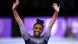 Simone Biles lächelt nach einer gelungenen Übung bei der der Turn-WM in Antwerpen und reckt die Arme hoch. Simone Biles lächelt nach einer gelungenen Übung bei der der Turn-WM in Antwerpen und reckt die Arme hoch.