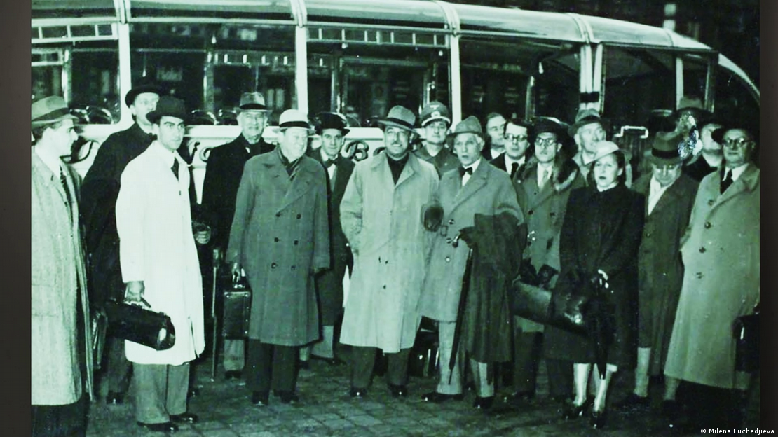 37 мъже и 1 жена - Фани Попова Мутафова - приемат поканата на Гьобелс и заминават за Ваймар. 
