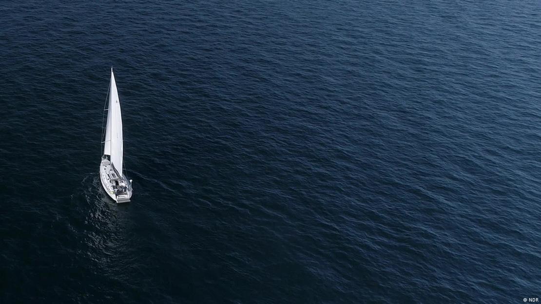Luftbild einer Segelyacht auf hoher See 