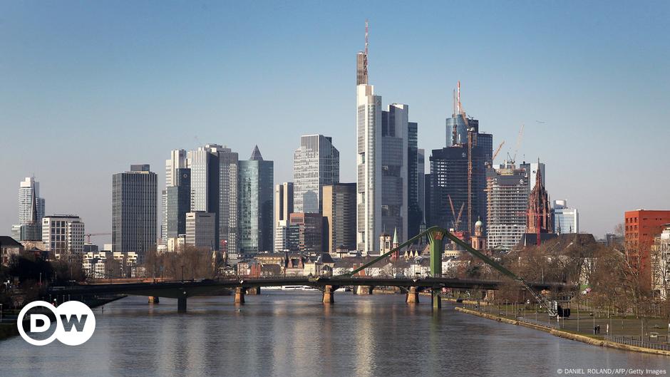 Germany overtakes Japan as world's third largest economy – DW – 02/15/2024