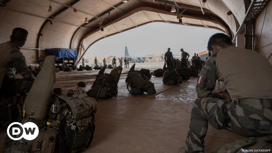 Que signifie le retrait des troupes françaises pour le Niger ?  – DW – 10/06/2023