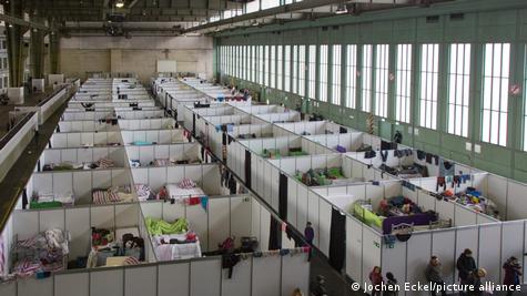 Один з терміналів колишнього аеропорту Темпельгоф у Берліні переобладнаний під гуртожиток для біженців