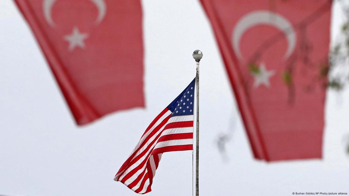 Öndeki iki Türk bayrağının arasında ABD bayrağı sallanıyor 
