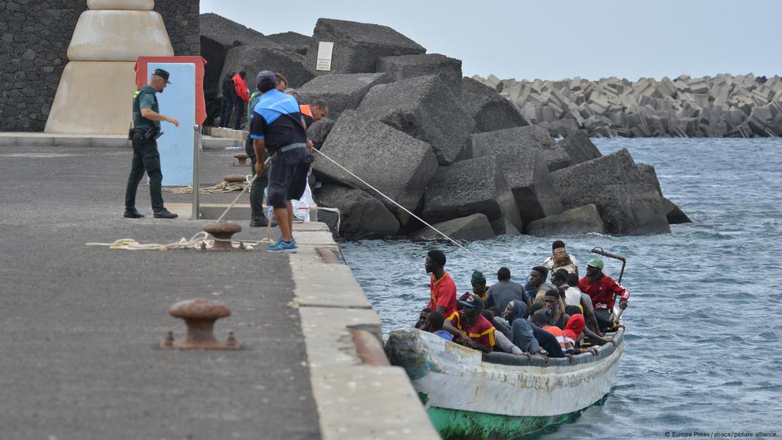 Des migrants arrivent dans un port sur l'île d'El Hiero