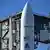 Nahaufnahme einer Atlas V-Rakete auf der Startplattform mit dem Logo von Amazon, der US-Flagge und dem Markenzeichen der Atlas-Raketenfamilie