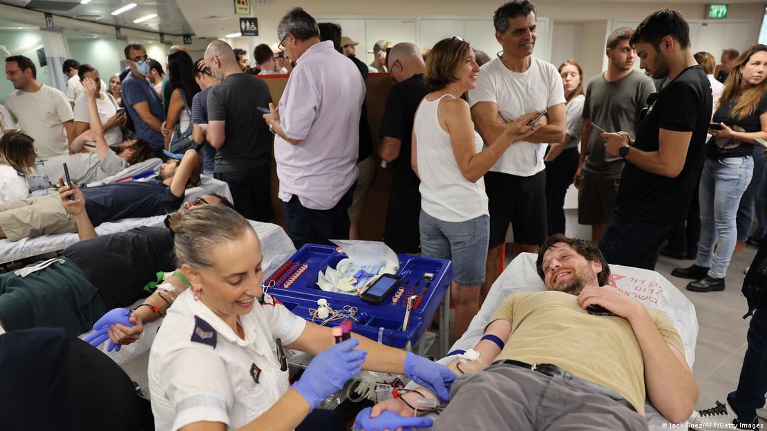Njerëzit dhurojnë gjak në Tel Avin për të plagosurit pas sulmeve me raketa