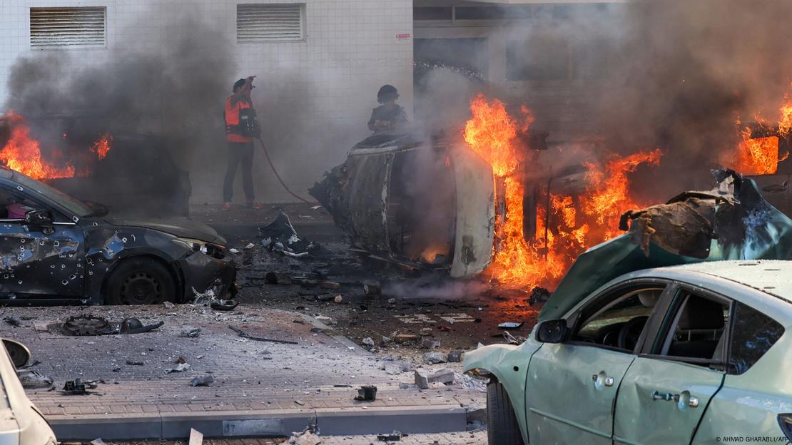 Brennenden Autos in Tel Aviv nach Raketenangriffen aus Gazastreifen