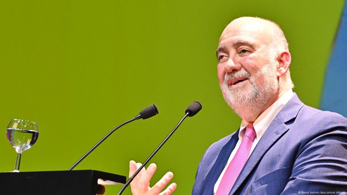 Ron Prosor, der Botschafter Israels in Deutschland, steht an einem Rednerpult