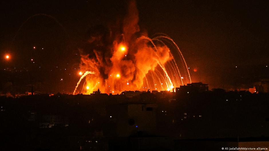 以色列向加沙地帶發起了空襲反擊（照片攝於2023年10月8日）