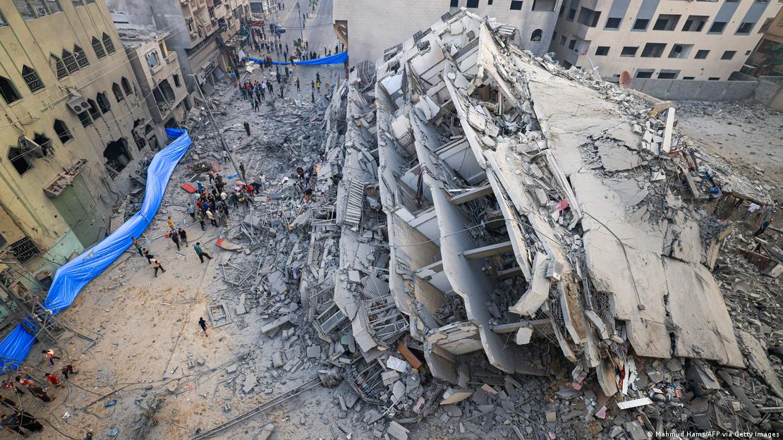 Ερείπια μετά τους ισραηλινούς βομβαρδισμούς στην πόλη της Γάζας