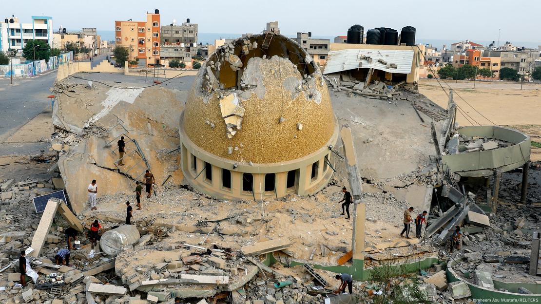 Palestinos inspeccionan una mezquita destruida en los ataques israelíes en Khan Younis, en el sur de la Franja de Gaza (08.10.2023)