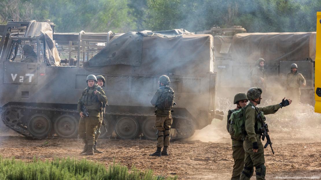 La artillería israelí se posiciona en la frontera con la Franja de Gaza en el segundo día del conflicto entre Israel y el grupo islamista palestino Hamás.