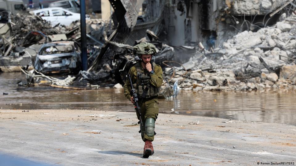 Un soldado israelí patrulla cerca de una comisaría de policía que fue escenario de una batalla tras la infiltración masiva de islamistas de Hamás, en Sderot, sur de Israel (08.10.2023)