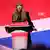 Angela Rayner con una bandera británica detrás.
