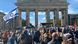 Viele israelische Fahnen bei einer Solidaritäts-Demo zu Israel am Brandenburger Tor in Berlin Viele israelische Fahnen bei einer Solidaritäts-Demo zu Israel am Brandenburger Tor in Berlin