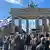 Viele israelische Fahnen bei einer Solidaritäts-Demo zu Israel am Brandenburger Tor in Berlin