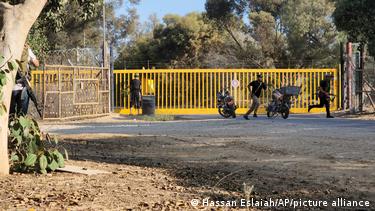 Τρομοκράτες της Χαμάς στην πύλη μπροστά από το Κιμπούτς Κφαρ Άζα, όπου υπήρχε κατάσταση ομηρίας