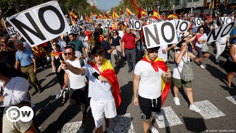Multitud protesta contra el acuerdo de amnistía en Cataluña – DW – 08/10/2023
