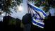 Foto simbólica de una persona que sostiene una bandera de Israel en una imagen de archivo. Foto simbólica de una persona que sostiene una bandera de Israel en una imagen de archivo.