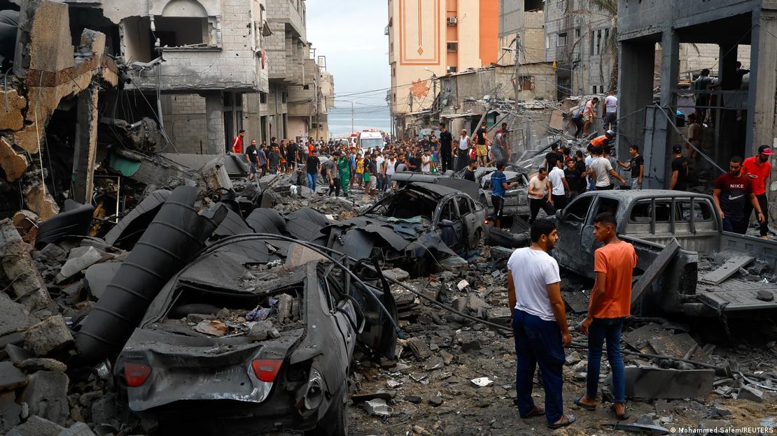 Gazze Şeridi'nde İsrail'in hava saldırısı sonrası yanmış otomobiller