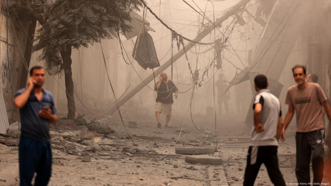 Destrucción en las calles de Gaza tras los ataques. Destrucción en las calles de Gaza tras los ataques.