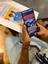 Kenia Mombasa | Projekt der DW Akademie | Influencer 4 Peace | Teilnehmerin mit Smartphone