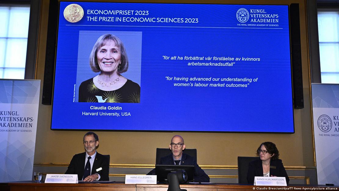 Imagen de la Real Académia de las Ciencias sueca con la foto de Claudia Goldin de fondo. 
