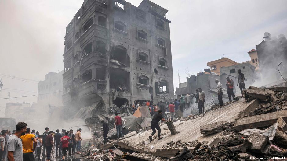 以色列空襲加沙地區後，當地民眾在瓦礫堆下尋找生還者