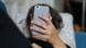 Mulher segurando o celular diante do próprio rosto Mulher segurando o celular diante do próprio rosto