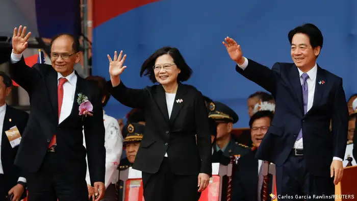 蔡英文（中）政府执政八年间，两岸关系相对紧张。台湾即将迎来总统大选，副总统赖清德（右）是执政的民进党推出的候选人。