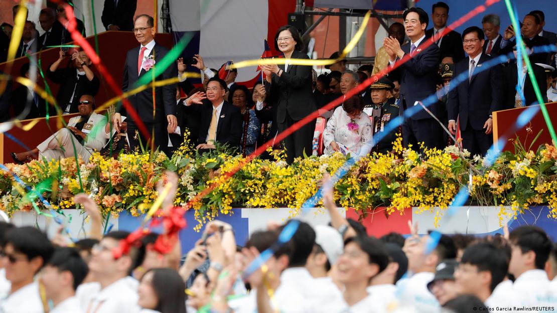 La presidenta de Taiwán, Tsai Ing-wen y otros representantes durante el aniversario del Levantamiento de Wuchang. 