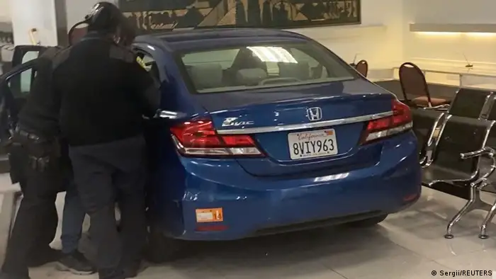 一位身分不明的驾驶，週一开车冲撞中国驻美国旧金山的总领馆签证大厅，图为肇事汽车和警方人员