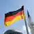 Німецький прапор перед мечеттю у Берліні