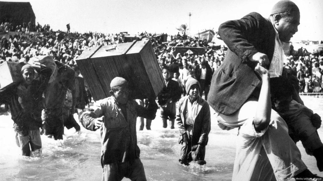 Παλαιστίνιοι πρόφυγες εγκαταλείπουν τα σπίτια τους το 1948